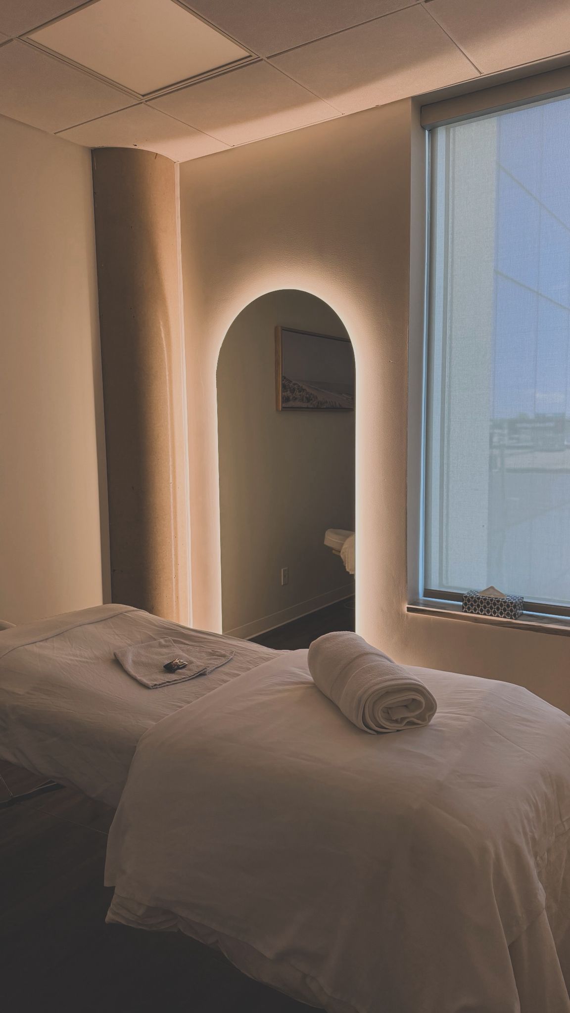 Salle de soin lumineuse — C. Teodoro Medspa
